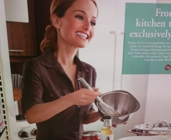 Não é uma caricatura! Por uma falha do editor, a cabeça da modelo deste anúncio de utensílios para cozinha ficou gigantesca.