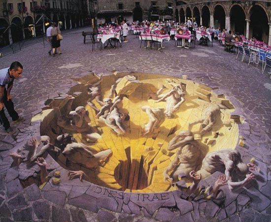 Já esta pintura 3D com inspirações apocalípticas, também feita por Kurt Wenner, foi exposta em uma rua de Mantua, na Itália.