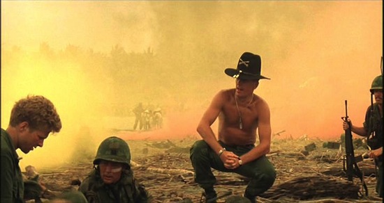 12. Eu amo o cheiro de napalm pela manhã 12. Eu amo o cheiro de napalm pela manhã