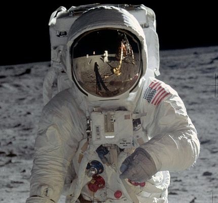 Mesmo que você não reconheça o nome, esse é mais famoso de todos os trajes espaciais. É que o Apollo A7L foi desenvolvido para caminhadas na lua, garantindo não só a vida, mas a mobilidade necessária para essa função. Na foto, o traje usado pelo astronauta Buzz Aldrin. Mesmo que você não reconheça o nome, esse é mais famoso de todos os trajes espaciais. É que o Apollo A7L foi desenvolvido para caminhadas na lua, garantindo não só a vida, mas a mobilidade necessária para essa função. Na foto, o traje usado pelo astronauta Buzz Aldrin.