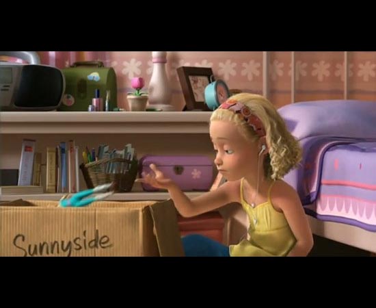 Em Toy Story 3 (2010), Molly está usando fones da Apple enquanto descarta seus brinquedos.
