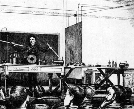EXIBICIONISTA - Nos anos seguintes, Tesla viajou para os Estados Unidos e a Europa para mostrar suas teorias e invenções ao mundo. Ele era reconhecido por fazer demonstrações artísticas, agindo quase como um mágico. Recusava-se a palestrar se não tivesse sua bobina emitindo raios pela sala. EXIBICIONISTA - Nos anos seguintes, Tesla viajou para os Estados Unidos e a Europa para mostrar suas teorias e invenções ao mundo. Ele era reconhecido por fazer demonstrações artísticas, agindo quase como um mágico. Recusava-se a palestrar se não tivesse sua bobina emitindo raios pela sala.