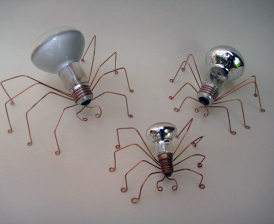 Este artesão aproveitou lâmpadas queimadas para fazer esculturas em formato de aranhas. Curtiu?