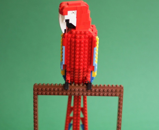 Arara feita com peças de Lego.