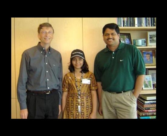 Arfa Karim Randhawa nasceu no Paquistão em 1995. Em 2004, tornou-se a mais jovem profissional certificada pela Microsoft (MCPs). Por isso, Bill Gates fez questão de convidá-la para conhecer a sede da Microsoft nos EUA. Em 2006, a pedido da empresa, ela palestrou para mais de 5 mil desenvolvedores de software durante um evento. Além disso, Arfa conquistou um prêmio Fatima Jinnah por seu alto desempenho na área de Ciência e Tecnologia, e o prêmio Salam Pakistan Youth Award por suas pesquisas. Ela morreu em janeiro de 2012 devido a complicações causadas por uma crise epilética.