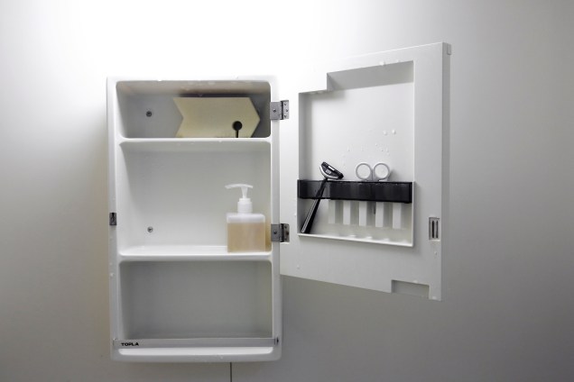 Morador de Tóquio, Fumio Sasaki é adepto do minimalismo - e esse é  o armário de seu banheiro.