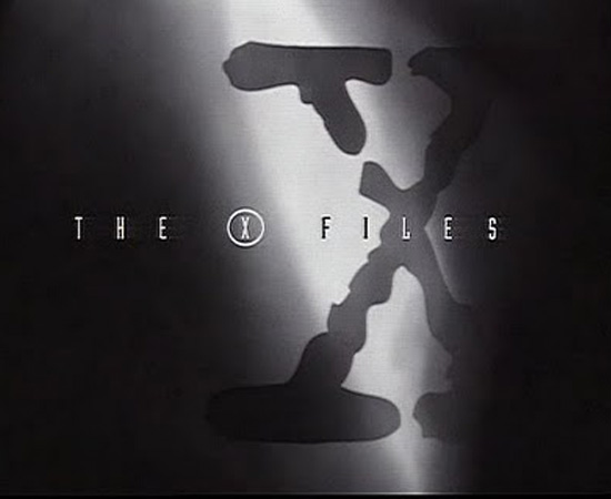 Arquivo X (1993) é uma série de ficção científica que mostrava as investigações de Dana Scully e Fox Mulder.