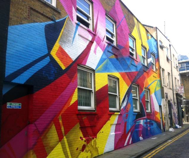 Cores. Muitas cores em Londres. Não lembra (um pouco) o Beco do Batman? A assinatura é de Claudia Walde. Cores. Muitas cores em Londres. Não lembra (um pouco) o Beco do Batman? A assinatura é de Claudia Walde.