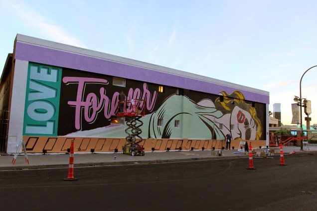 Parece Roy Litchtenstein, mas é o trabalho do muralista DFace lá em Las Vegas.