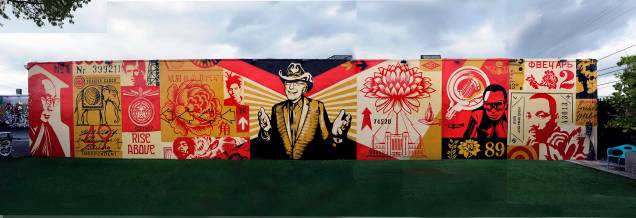 Stephard Fairey virou até marca de roupas. O que não impede que ele atenda as chamados de projetos (muito) bem remunerados. Aqui, os traços dele em Miami, no Wynwood Walls. Stephard Fairey virou até marca de roupas. O que não impede que ele atenda as chamados de projetos (muito) bem remunerados. Aqui, os traços dele em Miami, no Wynwood Walls.