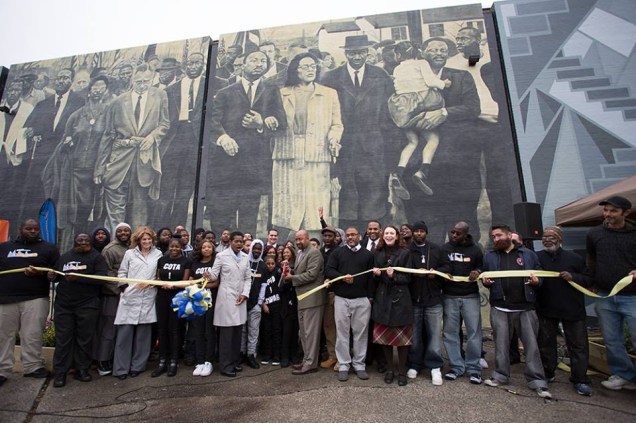 Tarde comum na Filadélfia. O prefeito Michael Nutter inaugura o mural em homenagem a Martin Luther King. Obra foi inspirada na história caminhada em Selma, Alabama.