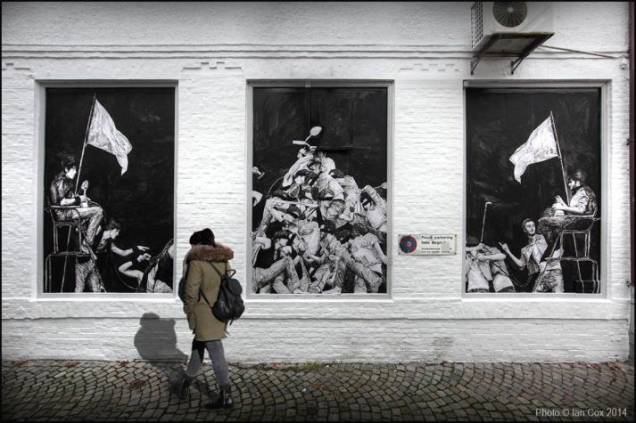 O francês Levalet aproveitou a fachada irregular de um prédio para simular uma exposição de quadros. O francês Levalet aproveitou a fachada irregular de um prédio para simular uma exposição de quadros.