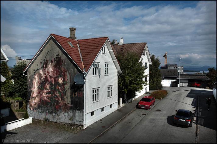 Você deixaria que o artista Borondo mandasse uma parada dessas na sua casa? O galera de Stavanger claro que deixaram.