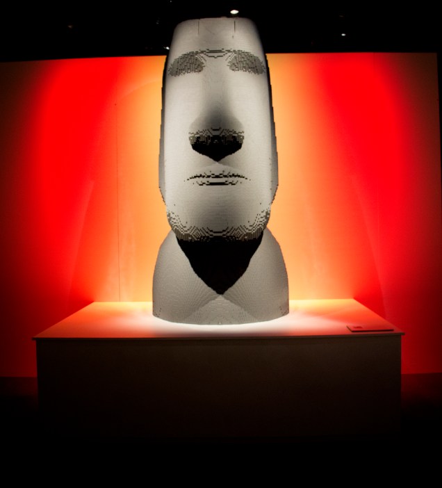 A réplica desta escultura Moai - da ilha de Páscoa - é uma das obras mais impressionantes de Nathan: ela tem 75 mil peças, 2m de altura, e demorou 3 meses inteiros para ficar pronta. Mas o seu tamanho também é o motivo pelo qual ela não vem para a exposição no Brasil: a obra é grande demais para caber no avião. Pena.