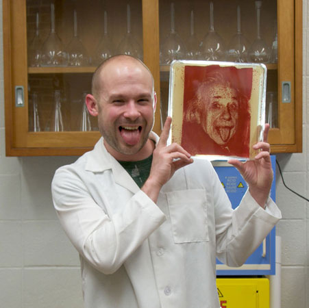 Zachary Copfer era microbiologista. Aí resolveu virar artista. Nada mais lógico que usar bactérias como matéria prima para criar imagens. A técnica que ele inventou utiliza os micróbios na revelação do filme fotográfico. E o resultado é incrível!