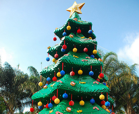 Esta árvore de Natal foi feita com centenas de peças de Lego.