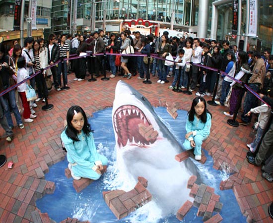 Um ataque de tubarão em uma rua de Hong Kong.