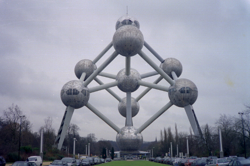 Uma enorme estrutura metálica construída para um evento internacional e que deveria ficar de pé apenas temporariamente. Essa é a história do Atomium, um símbolo de Bruxelas, na Bélgica. Com mais de 100 metros de altura, o prédio representa um cristal de ferro ampliado dezenas de milhões de vezes. É possível subir na estrutura para admirar a vista da cidade.