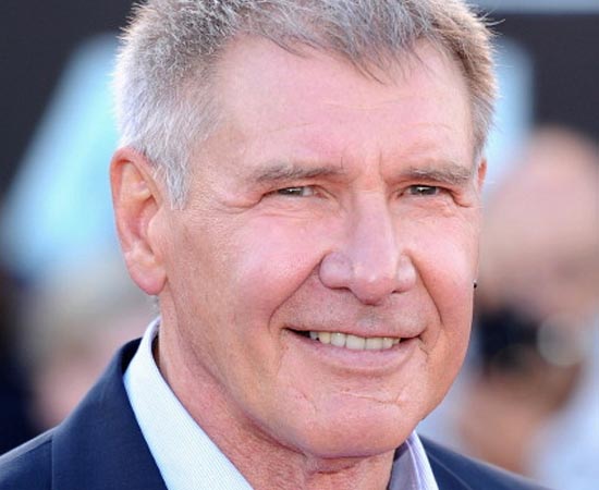 HARRISON FORD - Apesar de ser lembrado como o eterno Han Solo da saga Star Wars, o ator Harrison Ford tornou-se um dos atores mais famosos de Hollywood graças ao papel de Indiana Jones. Steven Spielberg foi quem sugeriu a atuação de Ford para George Lucas, que à priori, recusou a proposta. No entanto, quando o ator escalado (Tom Selleck) desistiu do papel, Lucas convocou Harrison Ford.