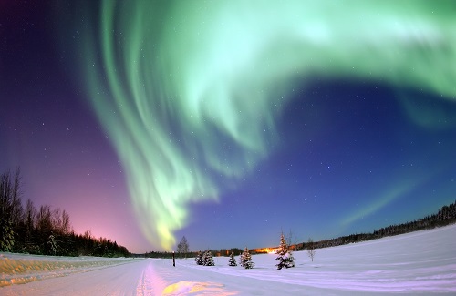 Um dos mais lindos fenômenos naturais do mundo, a aurora boreal  ocorre quando há impacto da poeira espacial encontrada na Via Láctea com a atmosfera terrestre.