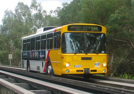 O ônibus da foto é usado na Austrália. Ele tem um percurso exclusivo e, com isso, consegue estar sempre no horário, mesmo em caso de engarrafamento. Alguns desses ônibus podem circular em trilhos, como um trem.