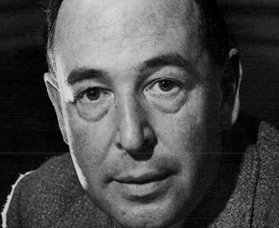 C. S. LEWIS - Clive Staples Lewis nasceu em 1898, em Belfast (Irlanda do Norte) e morreu em 1963, em Oxford (Inglaterra). Além de escritor, ele também foi teólogo e professor universitário. Escreveu dezenas de livros, incluindo obras sobre apologética cristã, poesias, uma trilogia de ficção científica e, é claro, As Crônicas de Nárnia. Durante a Segunda Guerra Mundial, ficou conhecido por dar palestras motivadoras na rádio BBC de Londres. Conviveu com vários escritores famosos, como Tolkien, T. S. Eliot, Owen Barfield e G. K. Chesterton. C. S. LEWIS - Clive Staples Lewis nasceu em 1898, em Belfast (Irlanda do Norte) e morreu em 1963, em Oxford (Inglaterra). Além de escritor, ele também foi teólogo e professor universitário. Escreveu dezenas de livros, incluindo obras sobre apologética cristã, poesias, uma trilogia de ficção científica e, é claro, As Crônicas de Nárnia. Durante a Segunda Guerra Mundial, ficou conhecido por dar palestras motivadoras na rádio BBC de Londres. Conviveu com vários escritores famosos, como Tolkien, T. S. Eliot, Owen Barfield e G. K. Chesterton.