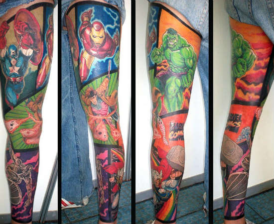 Cobrir sua perna com tatuagens dos Vingadores e o logo da Marvel Comics: respeito Cobrir sua perna com tatuagens dos Vingadores e o logo da Marvel Comics: respeito