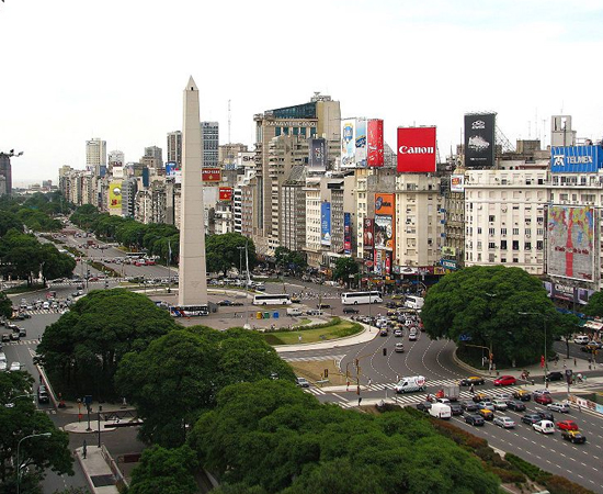 AVENIDA 9 DE JULHO - Considerada a avenida mais larga do mundo, está localizada na região leste de Buenos Aires, na Argentina. O obelisco da foto fica na Praça da República.