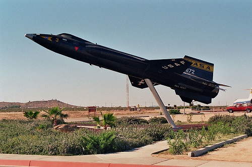 O US Air Force X-15, dos Estados Unidos, é o avião tripulado mais rápido que já existiu. Fez quase 200 missões, com o objetivo de estudar a velocidade. A máxima atingida?  7,274 km/h.