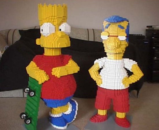 Os personagens Bart Simpson e Milhouse foram reproduzidos com peças de Lego.
