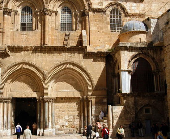 BASÍLICA DO SANTO SEPULCRO - Alguns cristãos acreditam que Jesus Cristo foi sepultado no lugar onde o imperador Constantino construiu este templo. Está localizada na Cidade Velha de Jerusalém.