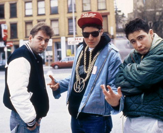 Rap/Hip Hop, uma nova explosão da música negra transformada em fenômeno comercial. As melhores produções do gênero, LL Cool J, Kurtis Blow, Run DMC, finalmente chegaram. Mas a diversão do ano ficou por conta dos branquelas (sic) Beastie Boys. De novo a BIZZ, de novo explicando o nascimento de outro fenômeno. Rap/Hip Hop, uma nova explosão da música negra transformada em fenômeno comercial. As melhores produções do gênero, LL Cool J, Kurtis Blow, Run DMC, finalmente chegaram. Mas a diversão do ano ficou por conta dos branquelas (sic) Beastie Boys. De novo a BIZZ, de novo explicando o nascimento de outro fenômeno.