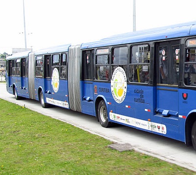 Com duas articulações, esse tipo de ônibus já circulou em algumas cidades brasileiras. Os biarticulados carregam o dobro de passageiros que um ônibus normal.