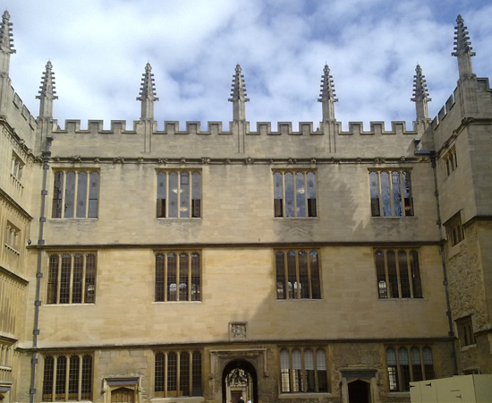 BIBLIOTECA BODLEIANA - É o principal acervo de pesquisa da Universidade de Oxford, na Inglaterra. Tem manuscritos raríssimos, como as quatro cópias certificadas da Magna Carta. Serviu de cenário para os filmes de Harry Potter.