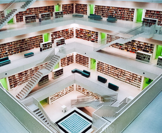 BIBLIOTECA MUNICIPAL DE STTUTGART  - Inaugurada em 2011, é uma das bibliotecas mais tecnológicas do mundo. O espaço tem um café para leitura e uma sala especial para crianças. Está localizada no sul da Alemanha.