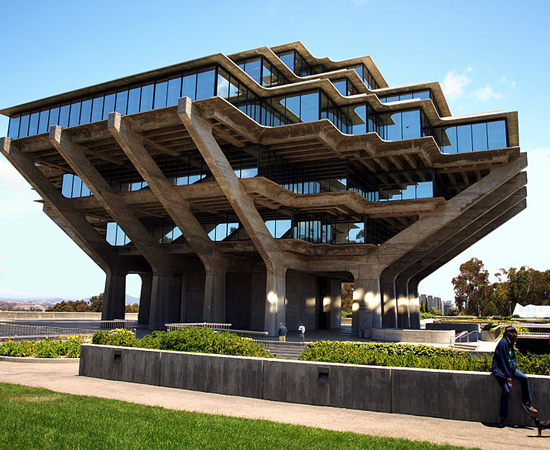 BIBLIOTECA GEISEL - É a principal biblioteca da Universidade da Califórnia, em San Diego. O design peculiar é obra do americano William Pereira.