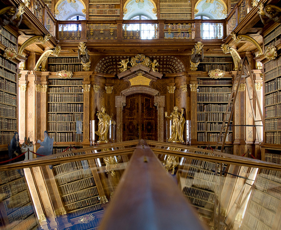 BIBLIOTECA DA ABADIA DE MELK - Possui 12 salas que guardam mais de 100 mil volumes e quase 2 mil manuscritos. Está localizada em um reduto monástico beneditino no nordeste da Áustria.