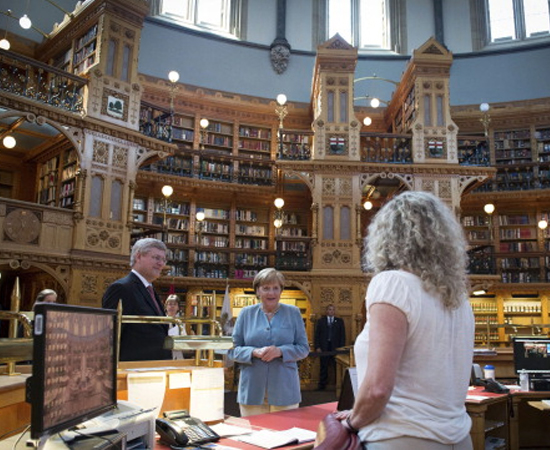 BIBLIOTECA DO PARLAMENTO - Fundada no início do século 18, foi parcialmente destruída pelo fogo em 1906. Tem mais de 600 mil volumes e 300 funcionários. Localiza-se em Ottawa, no Canadá. BIBLIOTECA DO PARLAMENTO - Fundada no início do século 18, foi parcialmente destruída pelo fogo em 1906. Tem mais de 600 mil volumes e 300 funcionários. Localiza-se em Ottawa, no Canadá.