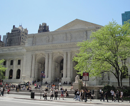 BIBLIOTECA PÚBLICA DE NEW YORK - É uma das bibliotecas mais importantes do mundo. Possui 44 milhões de volumes. Já serviu de locação para vários filmes, como O Dia Depois de Amanhã, Os Caça-Fantasmas, O Homem-Aranha e Bonequinha de Luxo.