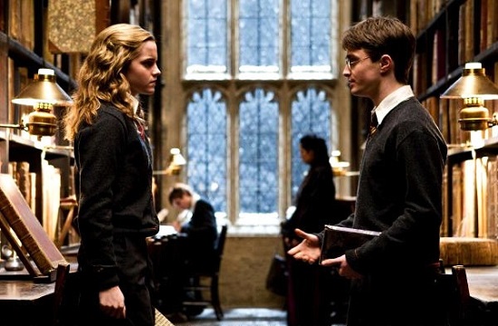 Ela é um espaço importante em todos os livros e filmes da série Harry Potter. É na Biblioteca de Hogwarts que Harry, Rony e Hermione passam muitas horas (ou páginas), durante os anos que estudam na Escola de Magia e Bruxaria. E outros alunos também passam frequentemente por lá. Durante o ataque do basilisco, narrado em Harry Potter e a Câmara Secreta, o livro Hogwarts: Uma História teve uma lista de espera de duas semanas. Ela é um espaço importante em todos os livros e filmes da série Harry Potter. É na Biblioteca de Hogwarts que Harry, Rony e Hermione passam muitas horas (ou páginas), durante os anos que estudam na Escola de Magia e Bruxaria. E outros alunos também passam frequentemente por lá. Durante o ataque do basilisco, narrado em Harry Potter e a Câmara Secreta, o livro Hogwarts: Uma História teve uma lista de espera de duas semanas.