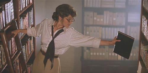 No filme A Múmia, de 1999, Evelyn é uma bibliotecária atrapalhada quando conhece o explorador Rick OConnel. Juntos, eles descobrem antigos segredos egípcios e até mesmo ressuscitam múmias (que deveriam ficar mortas para sempre).