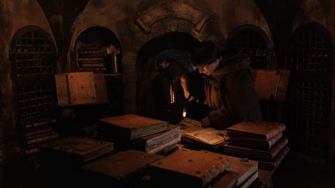 Tanto o livro O Nome da Rosa, do consagrado escritor  Umberto Eco, quando o filme, lançado anos depois, são clássicos. E a biblioteca de livros apócrifos, que fica na abadia medieval que serve de cenário para a trama, é importantíssima para ambos. Por quê? Bem, isso já seria spoiler (vai que alguém ainda não sabe). Vale dizer que O Nome da Rosa narra as investigações de uma série de mortes misteriosas que aconteceram no local.