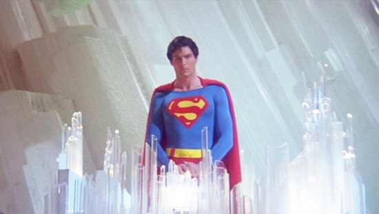 Uma biblioteca que oferece conteúdo para ninguém menos que o Superman. É a Fortaleza da Solidão, uma espécie de quartel-general do herói. Nos filmes, o lugar fica em algum canto do ártico. Lá fica guardado todo o conhecimento de Krypton, o planeta original do Clark Kent. Uma biblioteca que oferece conteúdo para ninguém menos que o Superman. É a Fortaleza da Solidão, uma espécie de quartel-general do herói. Nos filmes, o lugar fica em algum canto do ártico. Lá fica guardado todo o conhecimento de Krypton, o planeta original do Clark Kent.