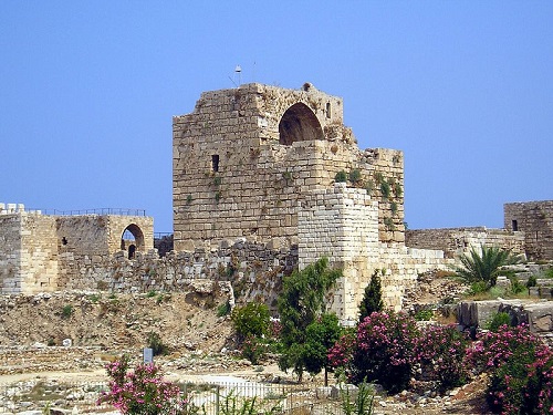 Atualmente parte do Líbano, a cidade de Biblos começou a ser povoada há 7 mil anos. Três milênios antes de Cristo, Biblos, então parte de Fenícia, já era importante. Atualmente parte do Líbano, a cidade de Biblos começou a ser povoada há 7 mil anos. Três milênios antes de Cristo, Biblos, então parte de Fenícia, já era importante.