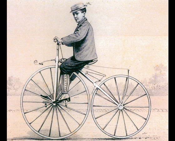 Década de 1860 - VELOCÍPEDES: O francês Pierre Lallement aumenta a roda dianteira, para deixar a pedalada mais leve. Pierre Michaux cria a primeira fábrica. Em 1867, surgem rodas com aro de aço, freios e tração traseira por corrente. Década de 1860 - VELOCÍPEDES: O francês Pierre Lallement aumenta a roda dianteira, para deixar a pedalada mais leve. Pierre Michaux cria a primeira fábrica. Em 1867, surgem rodas com aro de aço, freios e tração traseira por corrente.