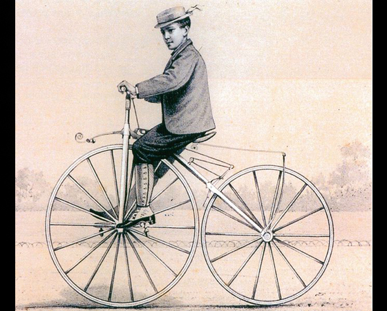 Década de 1860 - VELOCÍPEDES: O francês Pierre Lallement aumenta a roda dianteira, para deixar a pedalada mais leve. Pierre Michaux cria a primeira fábrica. Em 1867, surgem rodas com aro de aço, freios e tração traseira por corrente.