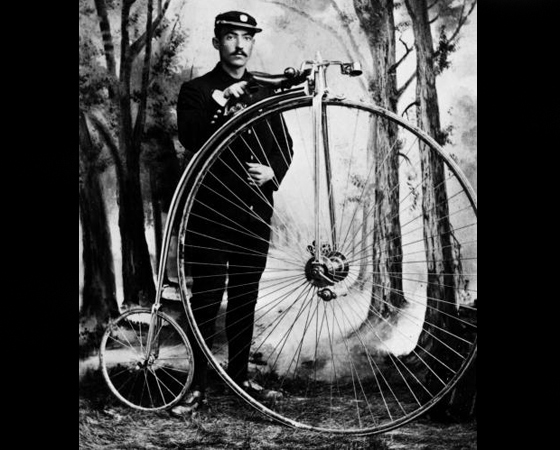 Década de 1870 - RODA GIGANTE: Mesmo com o surgimento do modelo com correntes, a larga produção de velocípedes de Pierre Michaux tornou o seu modelo mais popular. Surgem também as bicicletas com rodas gigantes na frente e minúsculas atrás.