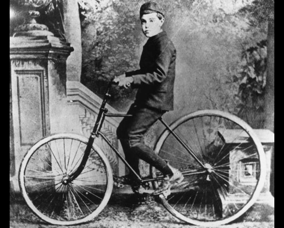 Década de 1880 - O PNEU: Em 1887, o escocês John Boyd Dunlop cria uma câmara de ar para as rodas da bicicleta do filho. Nasce o pneu. De quebra, as bicicletas com corrente começam a ganhar mercado.
