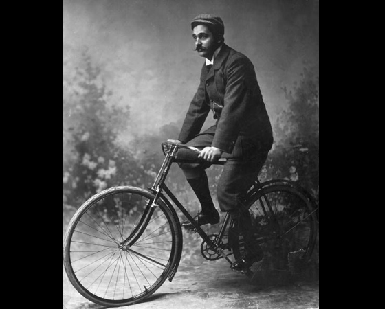 Década de 1890 - EVOLUÇÃO DO DESIGN: No começo da década de 1890, surge o quadro trapezoidal, usado até hoje. Em 1895, vêm os primeiros modelos em alumínio, três vezes mais leves que os de aço. Década de 1890 - EVOLUÇÃO DO DESIGN: No começo da década de 1890, surge o quadro trapezoidal, usado até hoje. Em 1895, vêm os primeiros modelos em alumínio, três vezes mais leves que os de aço.