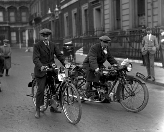 Décadas de 1910 a 1940 - DINÂMICA: No fim dos anos 20, a empresa Schwinn, popular nos EUA, aproxima o design da bike do das motos. Na Europa, o ciclismo esportivo ganha força.